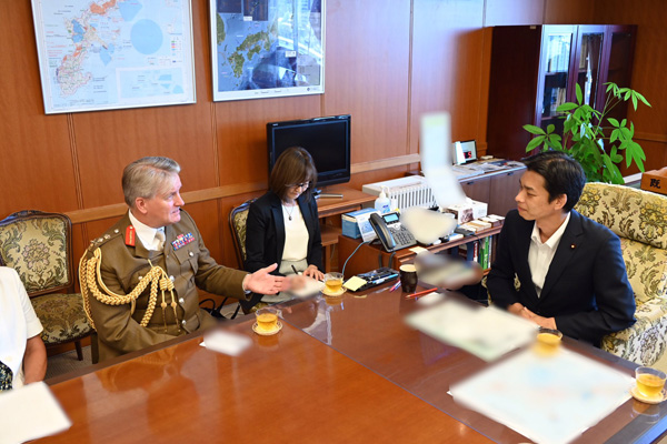 ホッケンハル英戦略コマンド司令官による井野防衛副大臣表敬