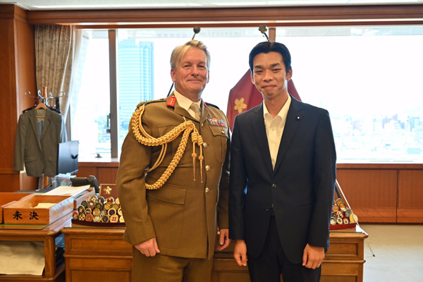ホッケンハル英戦略コマンド司令官による井野防衛副大臣表敬