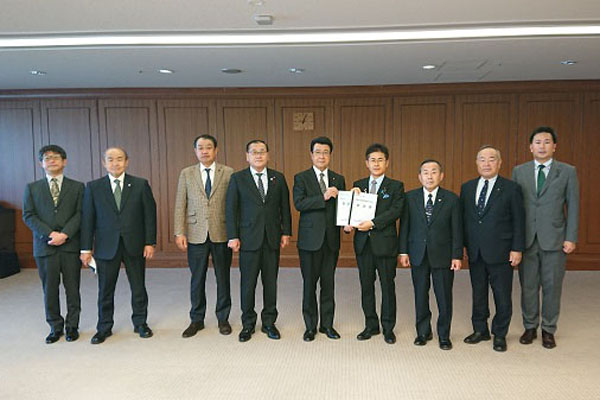 千歳市における自衛隊の体制強化を求める期成会及び千歳市議会議員からの要請