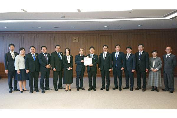 千歳市における自衛隊の体制強化を求める期成会及び千歳市議会議員からの要請
