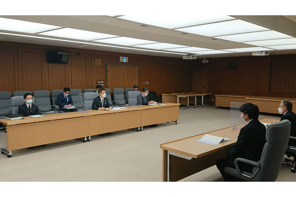 沖縄県軍用地転用促進・基地問題協議会（軍転協）からの要請
