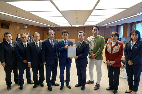 沖縄県議会議員団からの要請