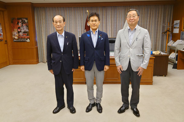 青森県三沢市長等からの表敬