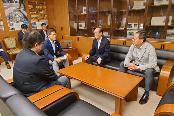 青森県三沢市長等からの表敬