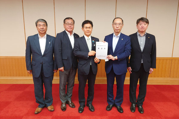 千歳市における自衛隊の体制強化を求める期成会及び千歳市議会議員からの要請