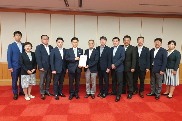 千歳市における自衛隊の体制強化を求める期成会及び千歳市議会議員からの要請