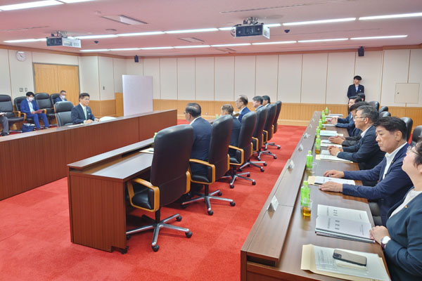 千歳市における自衛隊の体制強化を求める期成会及び千歳市議会議員からの要請