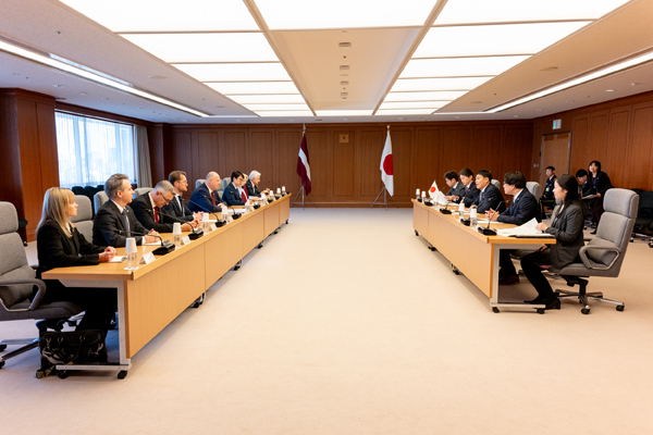 ラトビア議会議員団一行による小林政務官への表敬