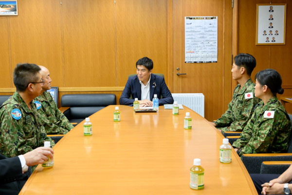 UNTPP教官による小林政務官への帰国報告