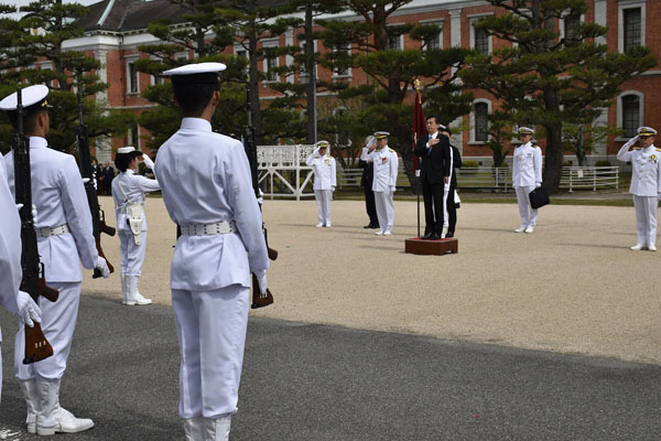 海上自衛隊幹部候補生学校修業式への出席