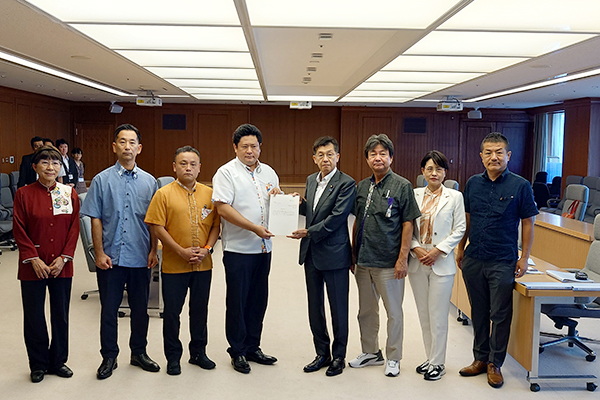 沖縄県議会議員団からの要請
