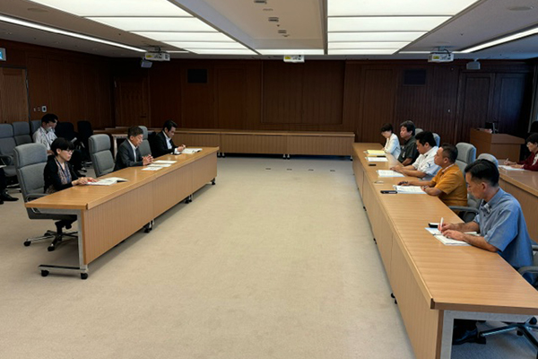 沖縄県議会議員団からの要請