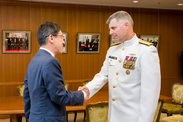 ジョンソン在日米海軍司令官による松本政務官表敬