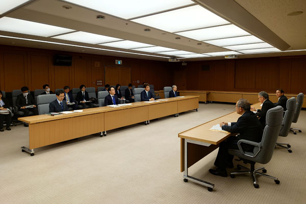 沖縄県軍用地転用促進・基地問題協議会（軍転協）からの要請