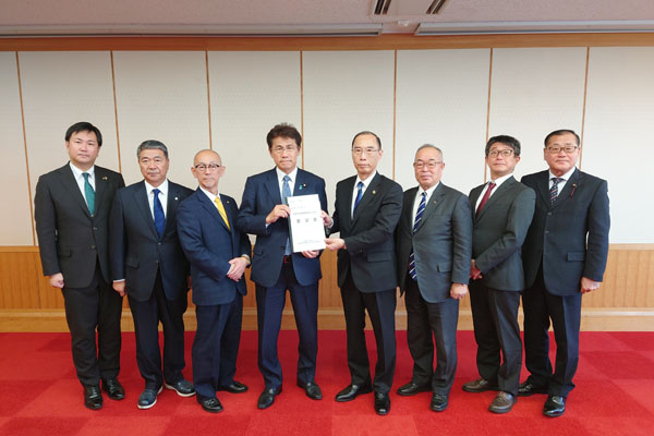千歳市における自衛隊の体制強化を求める期成会及び千歳市防衛議員連盟からの要請