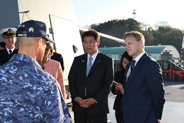 シャップス英国防大臣による護衛艦「まや」視察