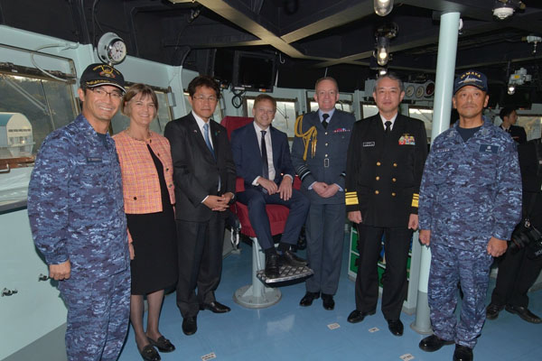 シャップス英国防大臣による護衛艦「まや」視察