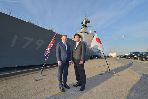 シャップス英国防大臣による護衛艦「まや」視察