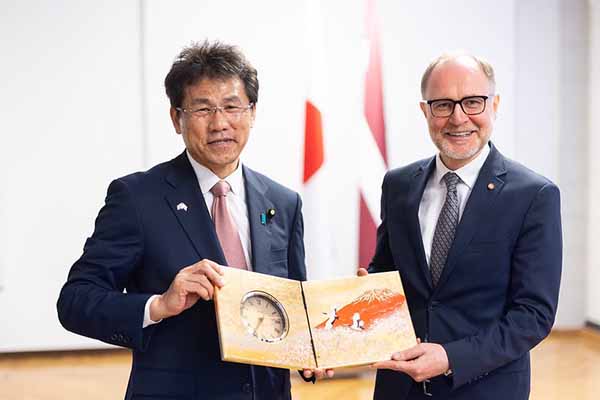 ラトビア スプルーズ国防大臣