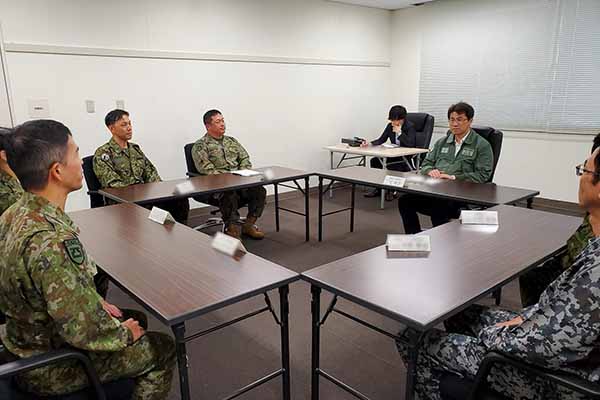 三宅防衛大臣政務官の視察