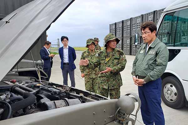 三宅防衛大臣政務官の視察