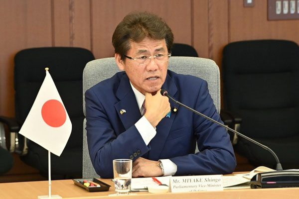 ルーマニア・日本友好議員連盟訪問団一行による表敬