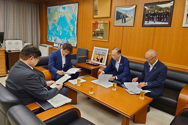 北海道千歳市長及び同市議会議長からの表敬