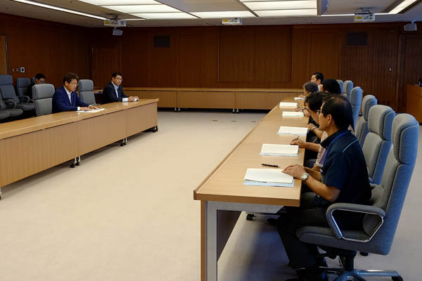 沖縄県軍用地転用促進・基地問題協議会からの要請