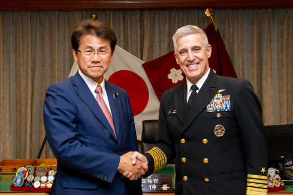 ケイラー太平洋艦隊司令官による三宅政務官表敬