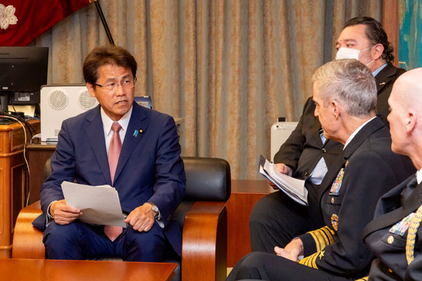 ケイラー太平洋艦隊司令官による三宅政務官表敬