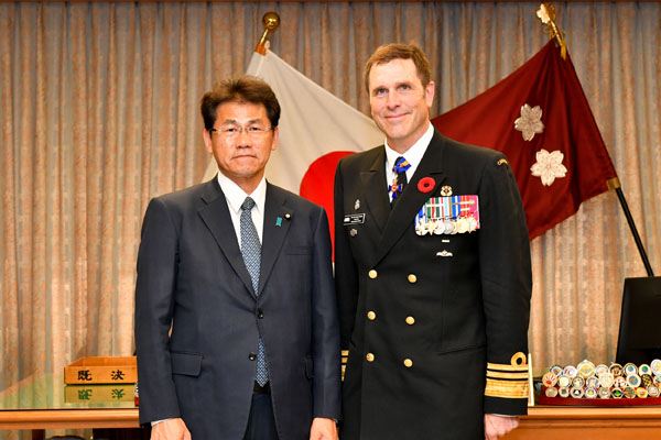 加海軍司令官による三宅防衛大臣政務官表敬