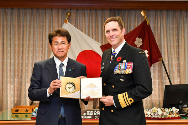 加海軍司令官による三宅防衛大臣政務官表敬