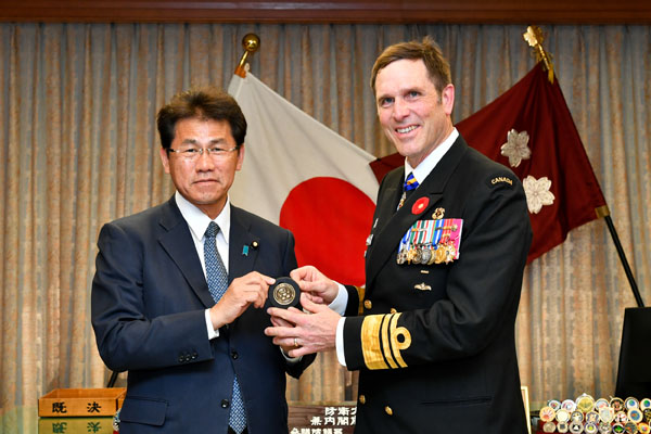 加海軍司令官による三宅防衛大臣政務官表敬