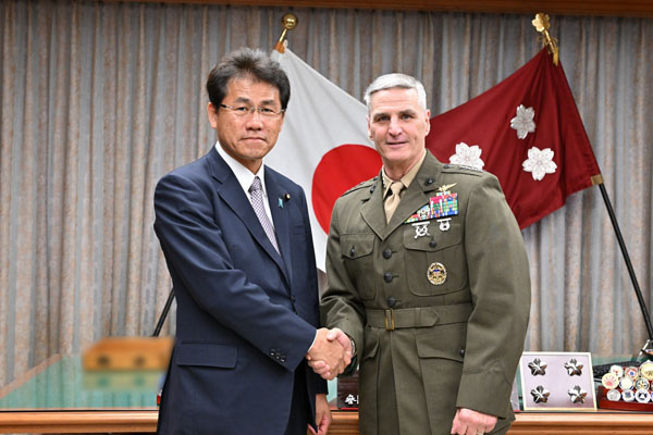 マホーニー米海兵隊副司令官による三宅防衛大臣政務官表敬