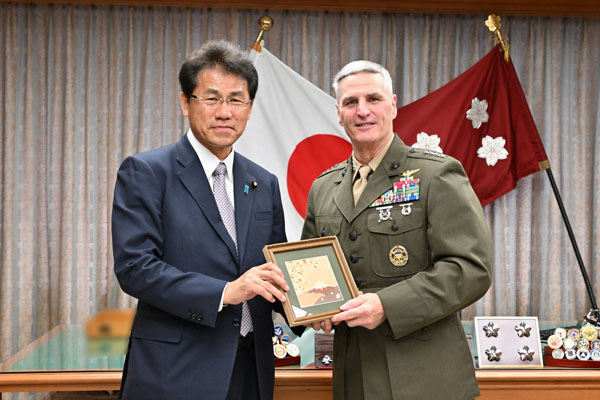 マホーニー米海兵隊副司令官による三宅防衛大臣政務官表敬
