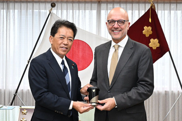 ドイチュ米国ユダヤ人委員会理事長の宮﨑防衛副大臣表敬