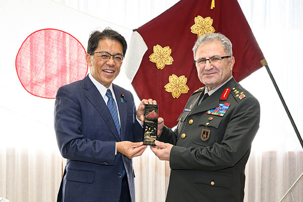 トルコ陸軍司令官による宮﨑副大臣表敬
