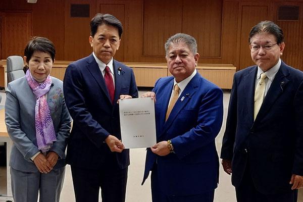 沖縄県議会議員団からの要請