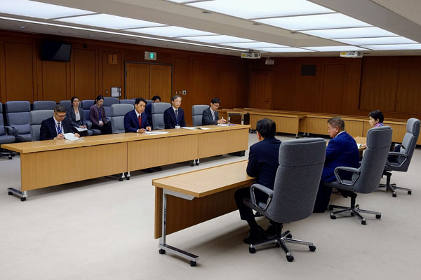 沖縄県議会議員団からの要請