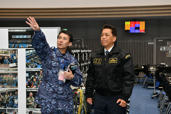 自衛艦隊司令の視察