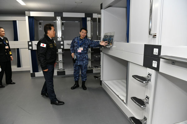 自衛艦隊司令の視察