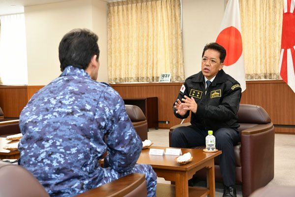 自衛艦隊司令の視察