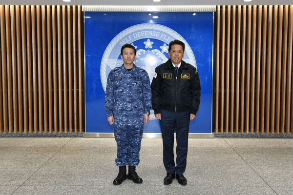 自衛艦隊司令の視察