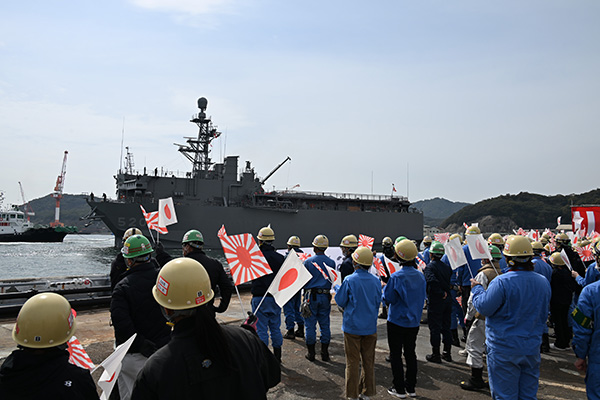 音響測定艦「びんご」引渡式・自衛艦旗授与式