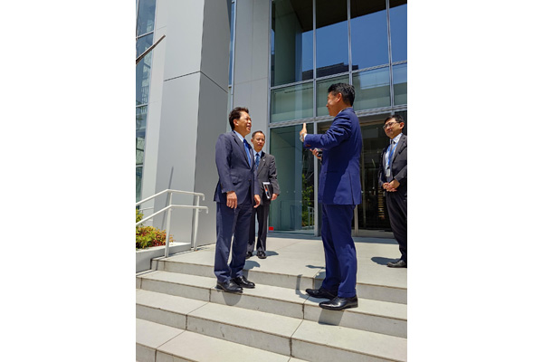 企業視察