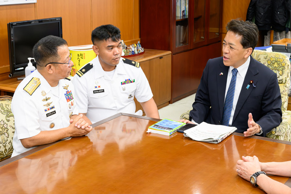 フィリピン海軍司令官による宮﨑副大臣表敬