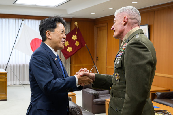 ロジャー・B・ターナー米第３海兵機動展開部隊司令官兼沖縄地域調整官による宮﨑防衛副大臣表敬