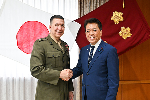 ベンジャミン・Ｔ・ワトソン米第３海兵機動展開部隊司令官兼沖縄地域調整官による宮﨑防衛副大臣表敬