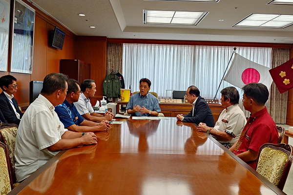 沖縄県宮古島市議会与党議員団からの要請
