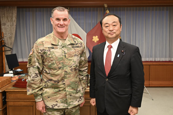 フリン米太平洋陸軍司令官による宮澤防衛副大臣表敬
